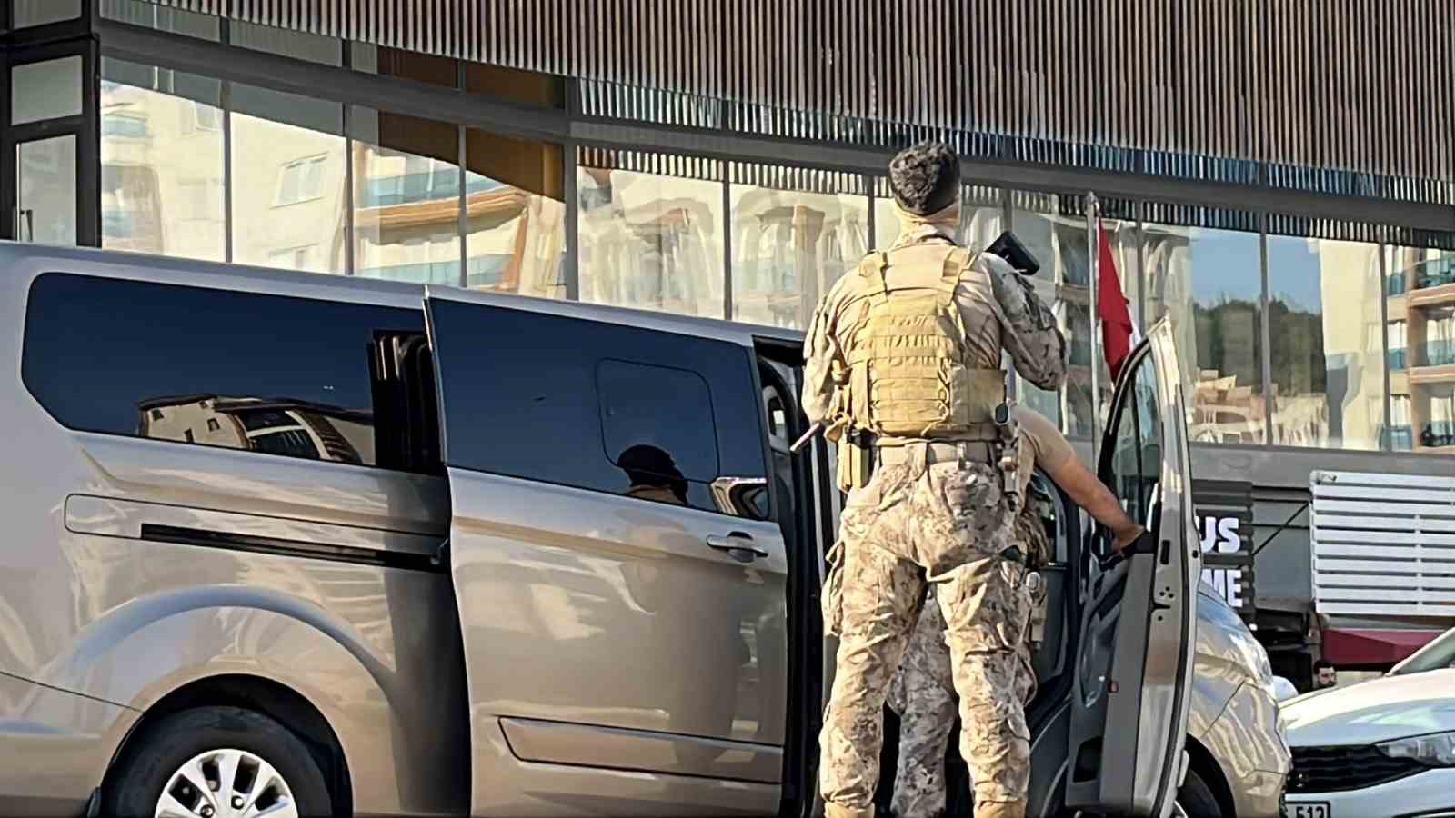 Kaçmaya çalışan şüpheli merdivenlerden düşerek yakalandı
