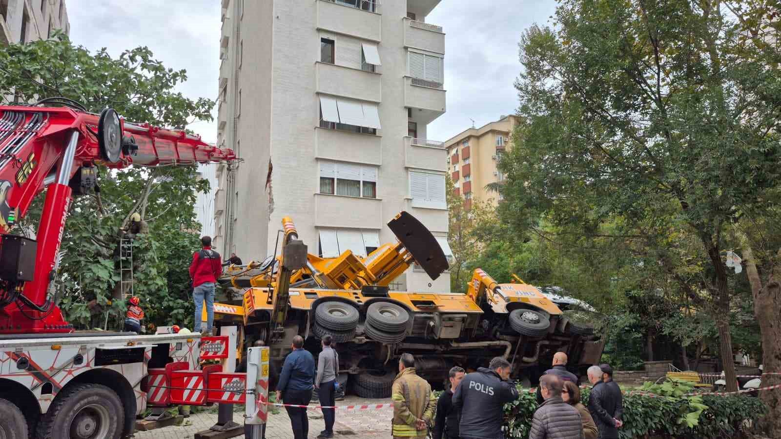 Kadıköy’de devrilen vinç 11 katlı binanın girişine çarptı
