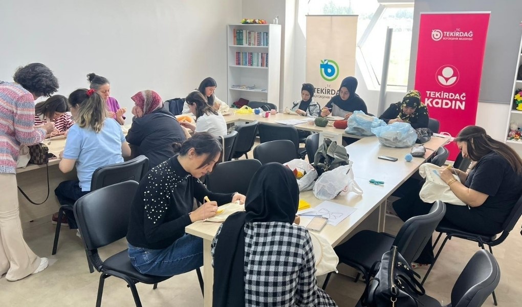 Kadınlar bu merkezde hem öğreniyor hem üretiyor
