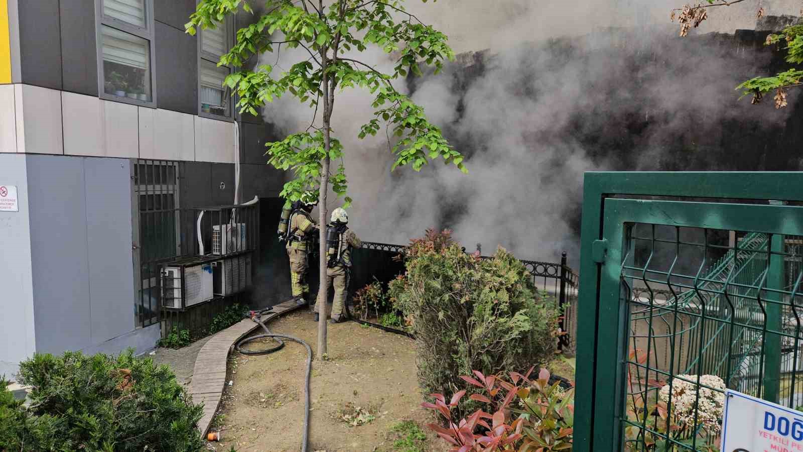 Kağıthane’de metruk binada başlayan yangın yanındaki binaya sirayet etti: 1 yaralı
