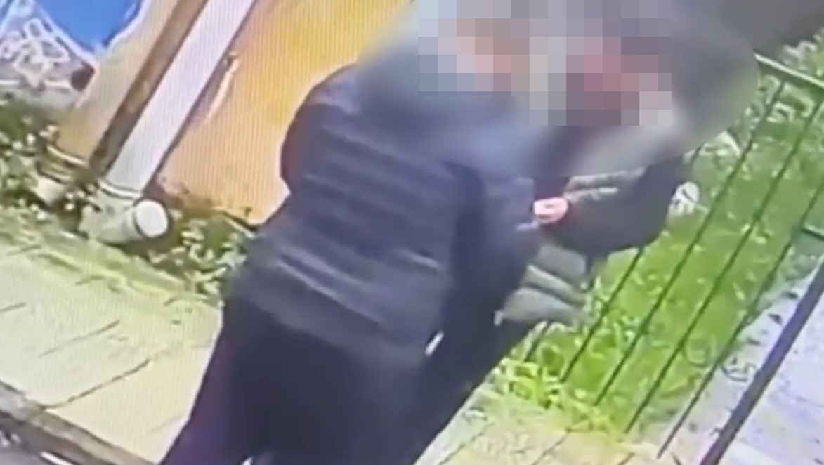 Kamera karşısında uyuşturucu satan zehir taciri yakalandı
