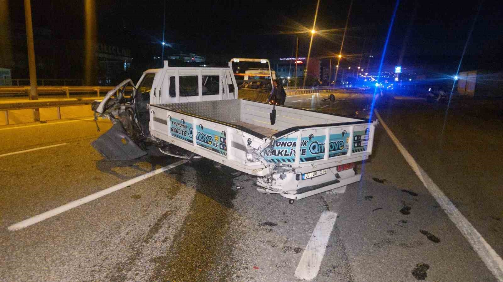 Kamyonete çarpan otomobil, 250 metre savrularak takla attı: 1’i ağır 3 yaralı
