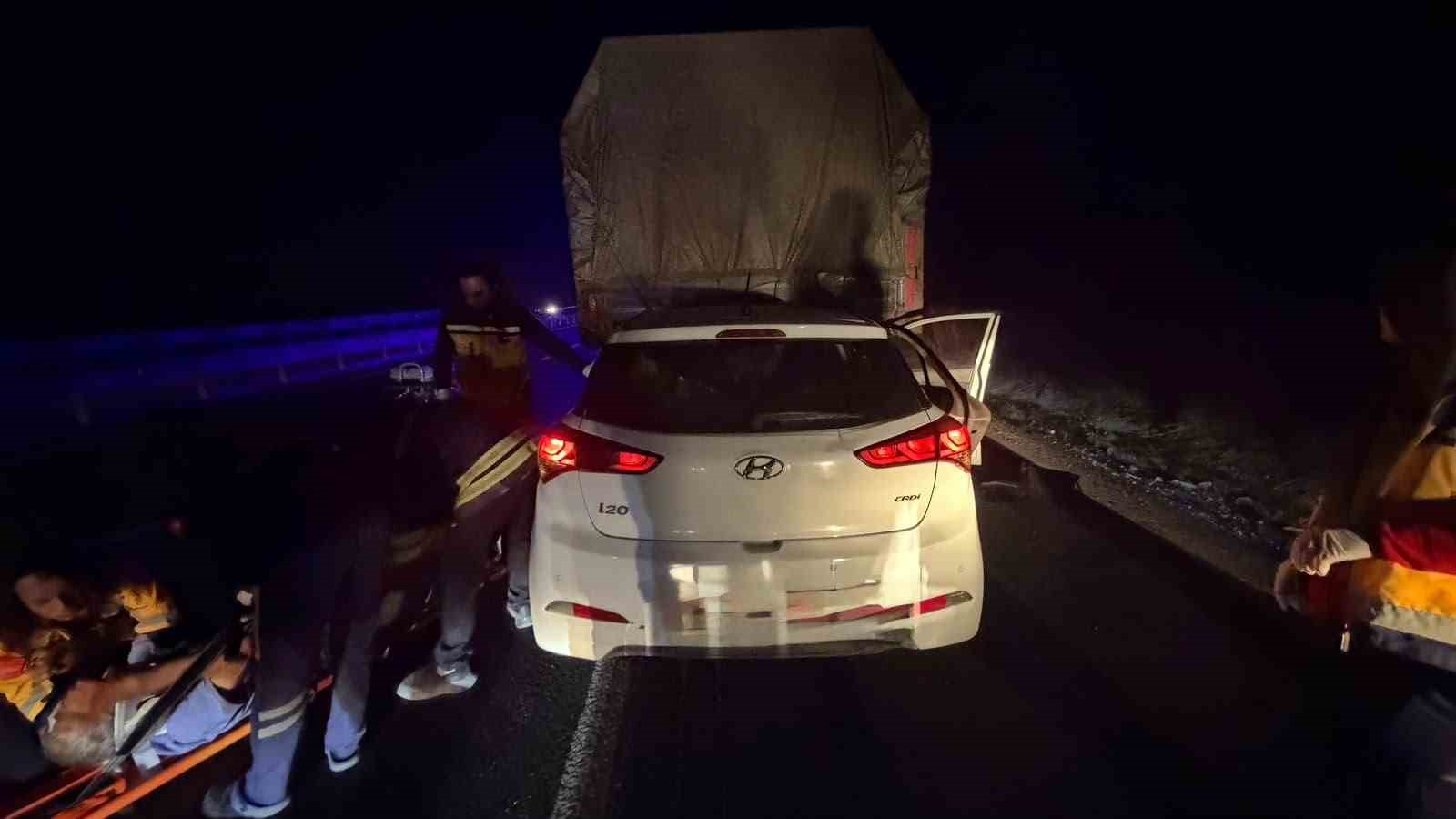 Kamyonla otomobil çarpıştı: 1 ölü, 2 yaralı
