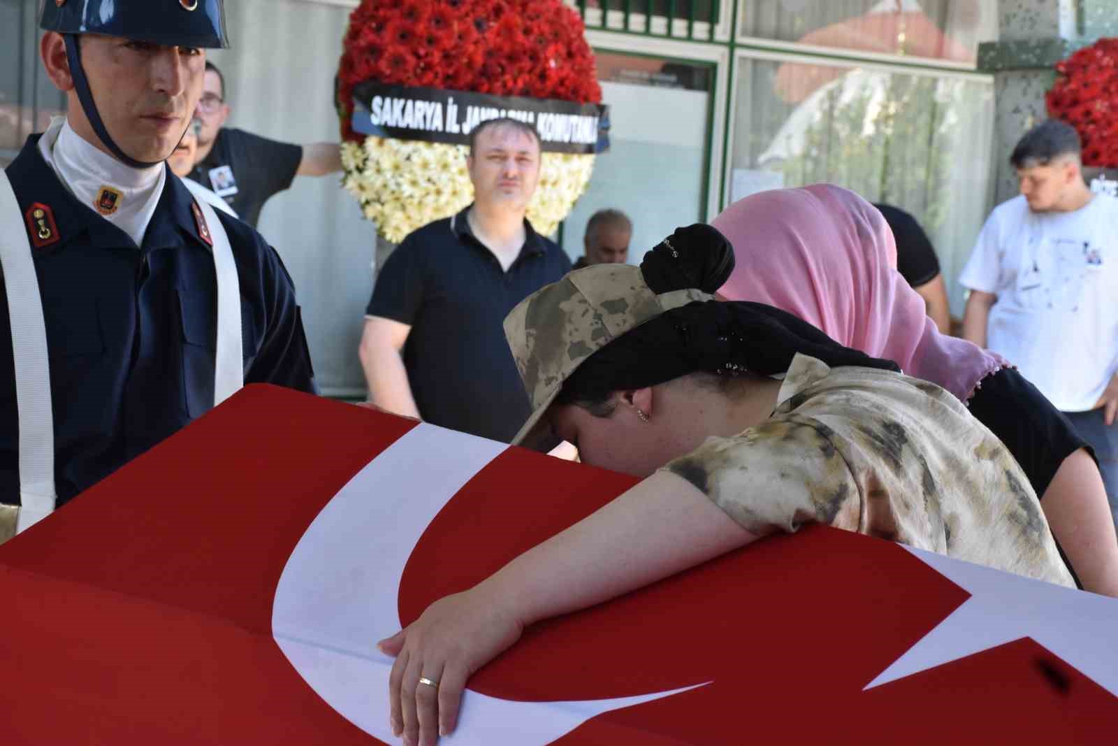 Kansere yenik düşen Uzman Çavuş, askeri törenle son yolculuğuna uğurlandı
