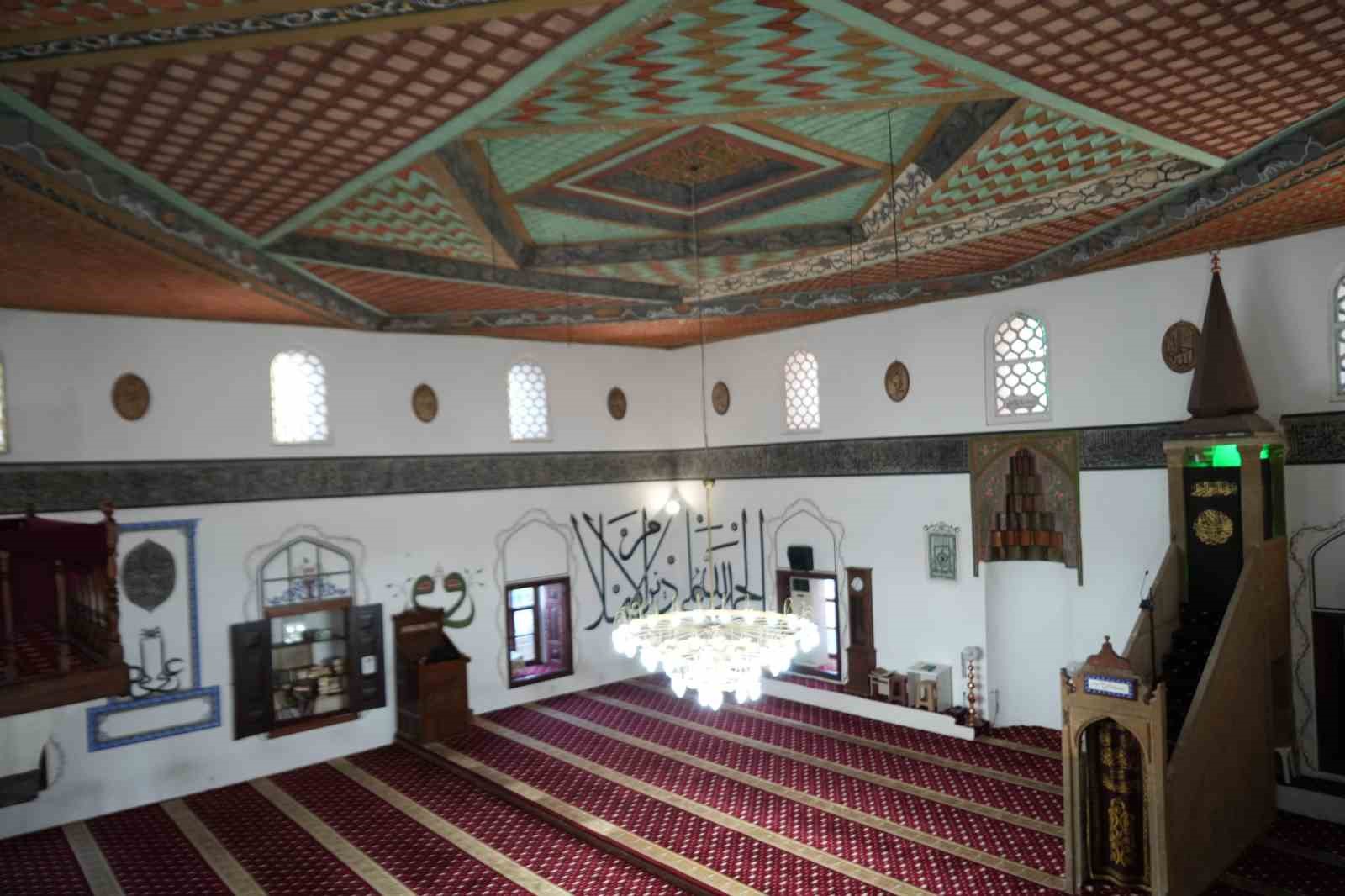 Kanuni Sultan Süleyman’ın damadı ve veziri olan Rüstem Paşa’nın adına yaptırdığı cami, 510 yıldır muhteşem yapısıyla göz kamaştırıyor
