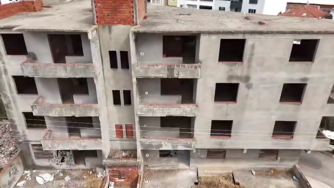 Karacabey’de 30 yıldır tamamlanmayı bekleyen bina mahalleliyi tedirgin ediyor
