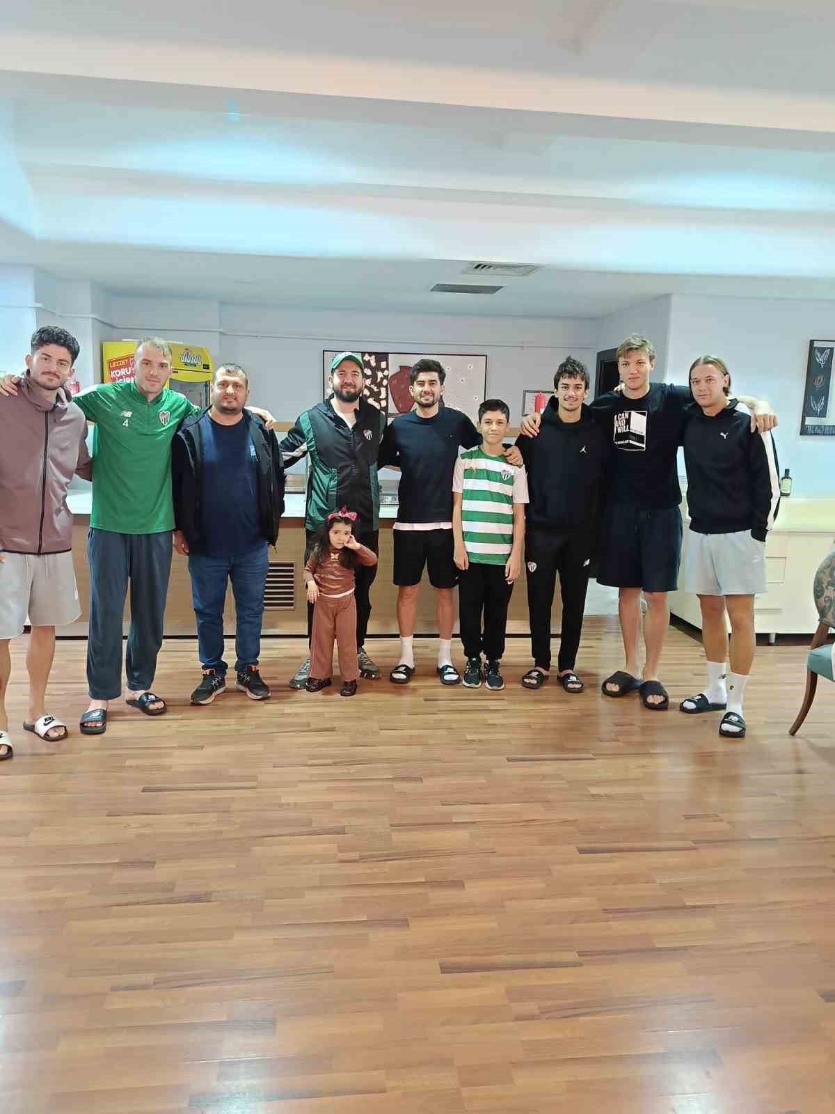 Karacabeyli taraftardan Bursaspor’a karpuz sürprizi

