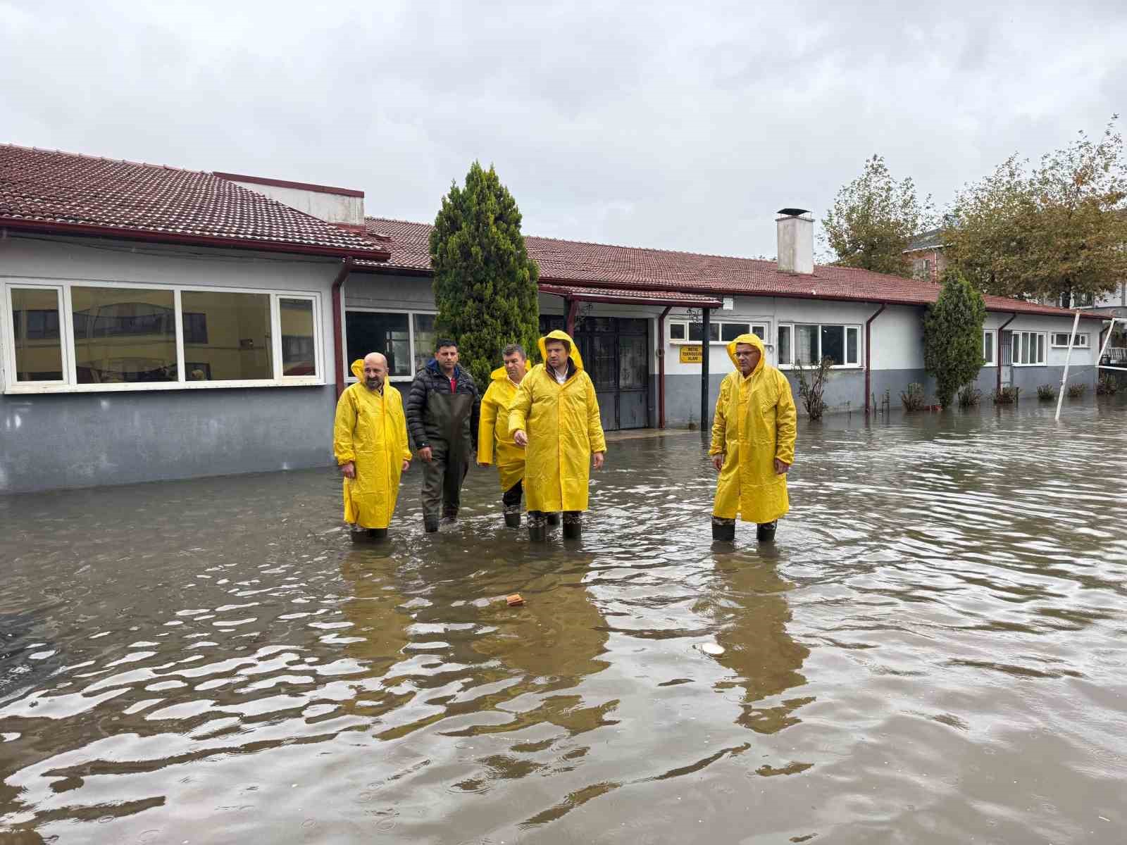Karasu’da selden etkilenen 15 okulda hasar tespit çalışmaları sürüyor
