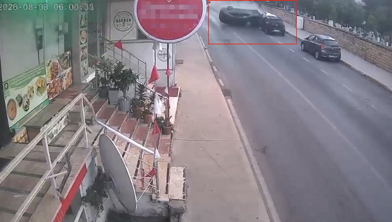 Kartal’da kontrolden çıkan otomobil araçlara çarpıp takla attı
