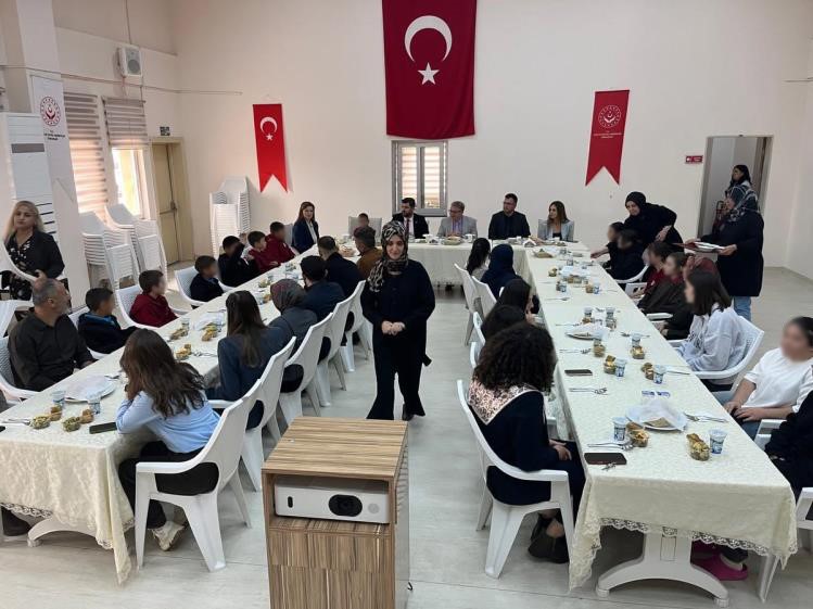 Kaymakam Helvacı, çocuklarla aynı sofrada buluştu
