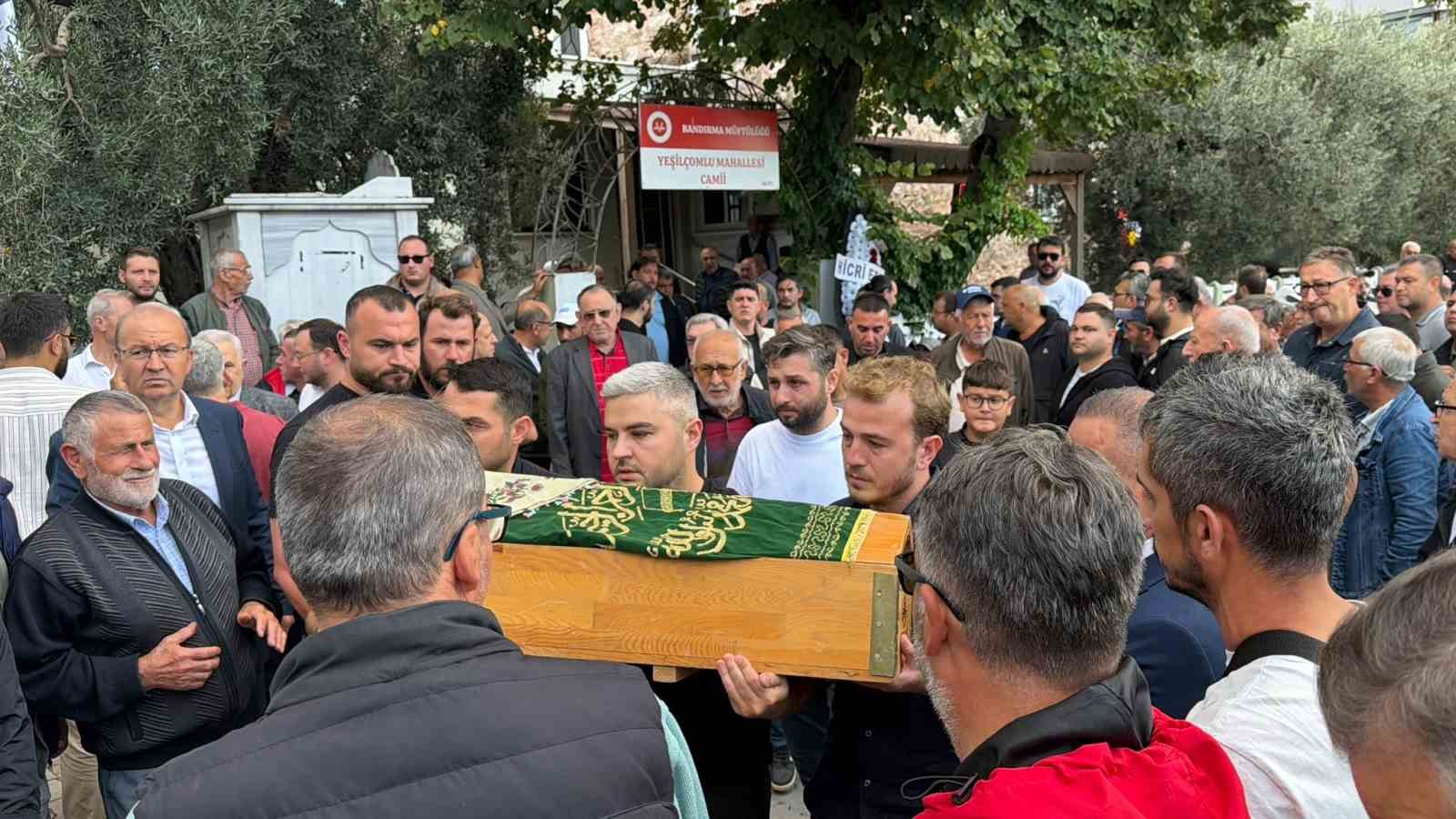 Kazada hayatını kaybeden hamile anne, 3 yaşındaki kızı ve bebeği toprağa verildi
