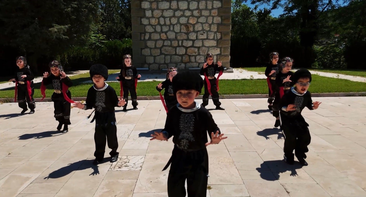 Kazak Türklerinin geleneksel yöresel kıyafetleri ile ünlü ’Kartal Dansı’nı sahnelediler
