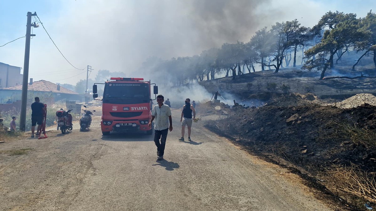 Kazdağları eteklerinde yangına 9 uçak 6 helikopter ile müdahale ediliyor
