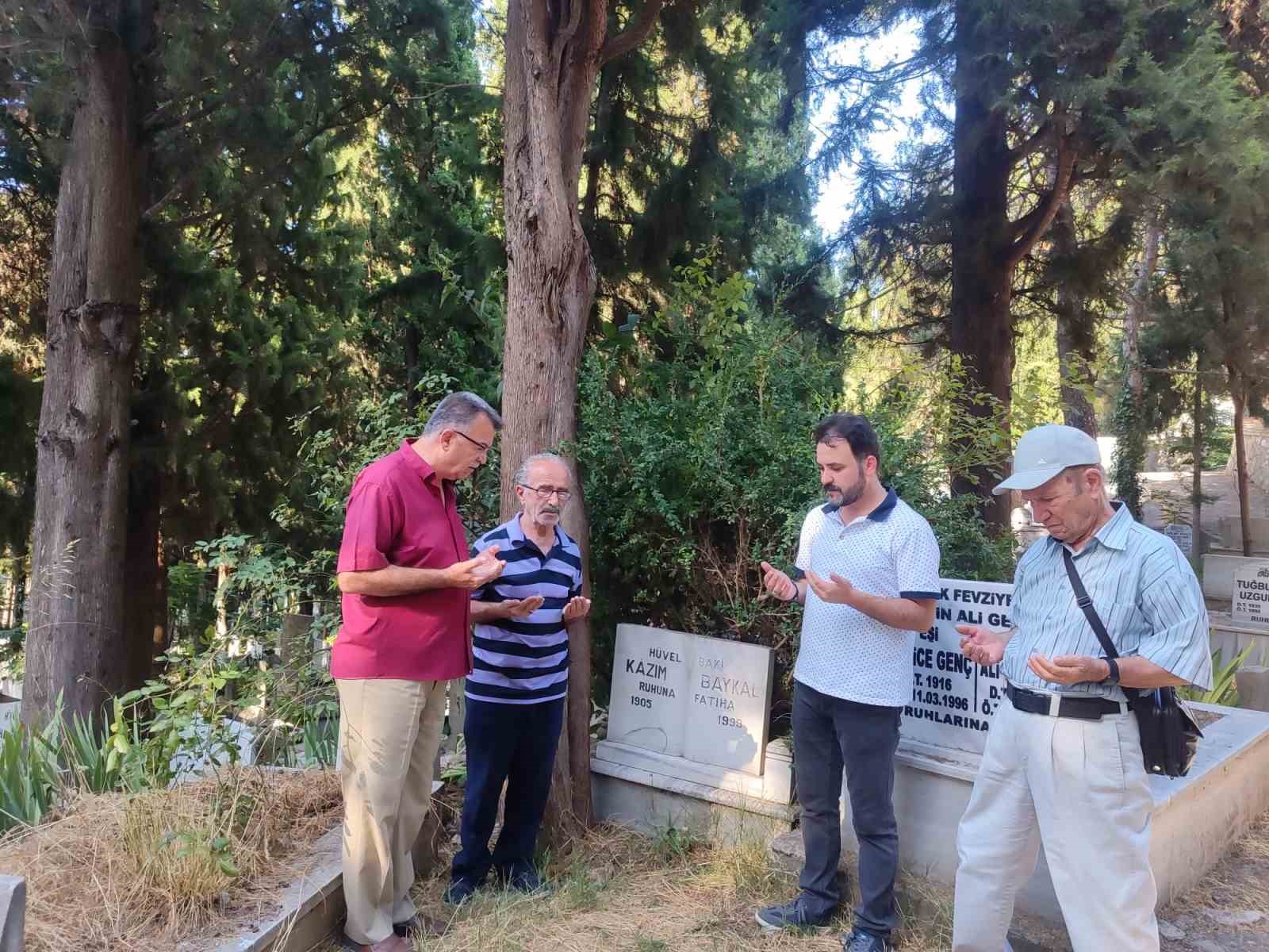 Kazım Baykal vefatının 33.yıl dönümünde mezarı başında anıldı
