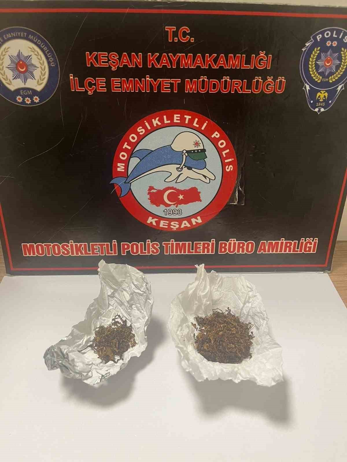 Keşan’da polisin denetimlerinde uyuşturucu ve ruhsatsız tabanca ele geçirildi
