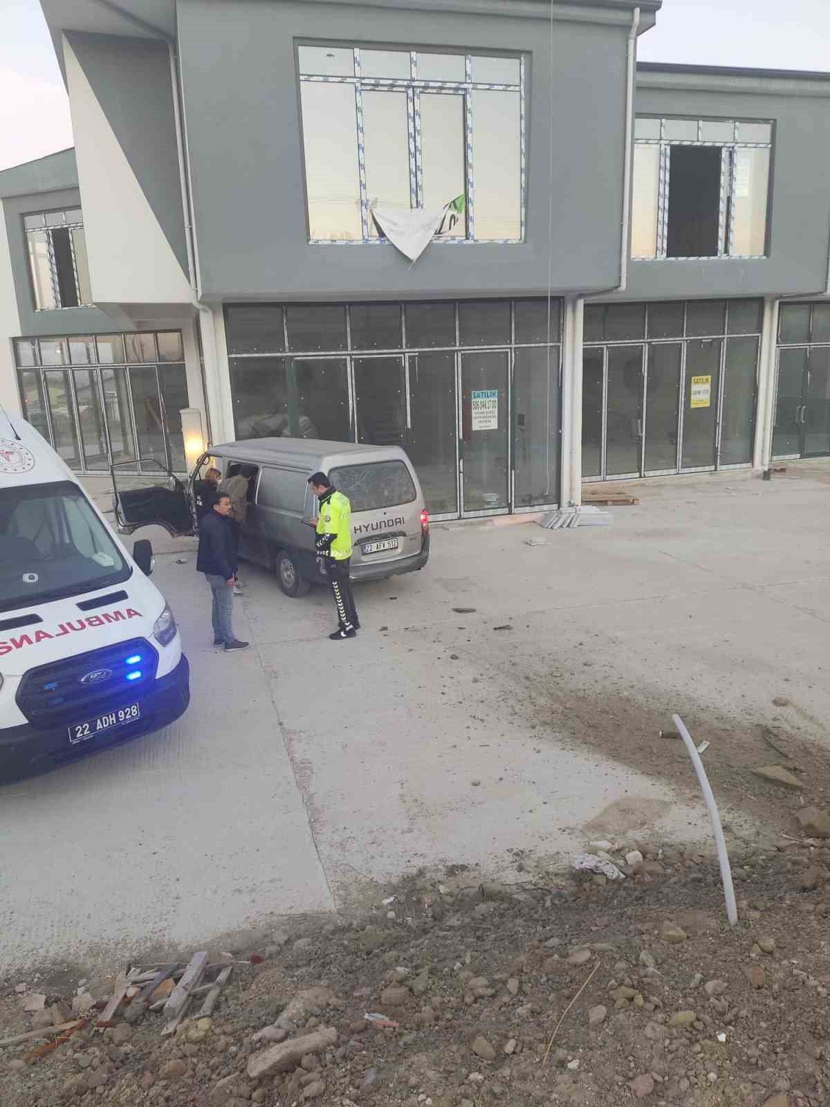 Keşan’da polisten kaçan kamyonet iş yeri duvarına çarptı: 5 yaralı
