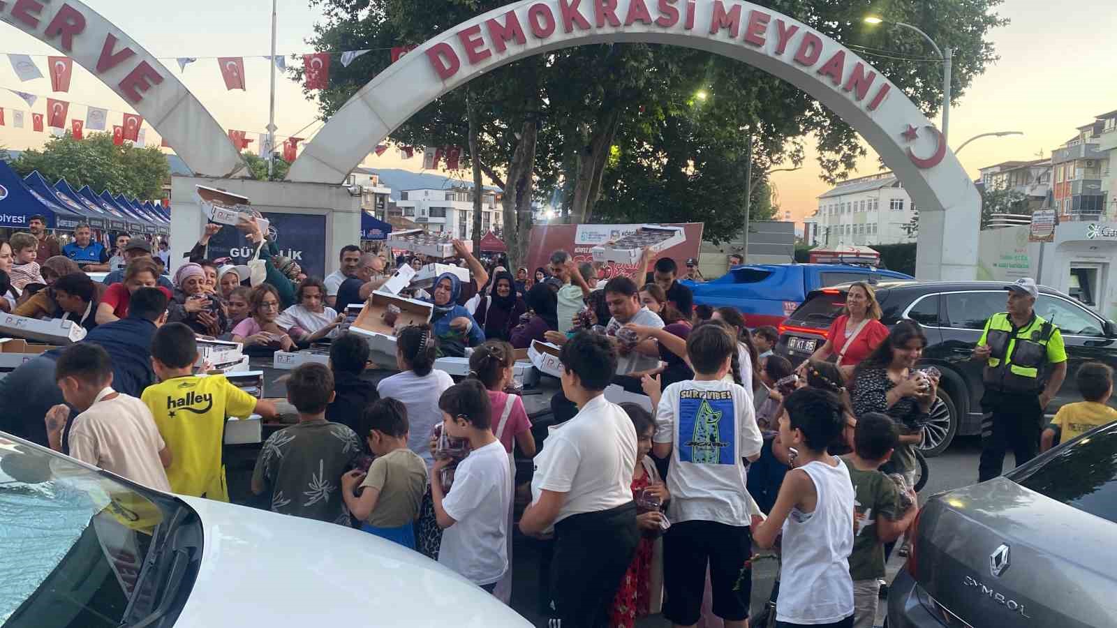 Kiraz kapabilmek için kıyasıya yarıştılar
