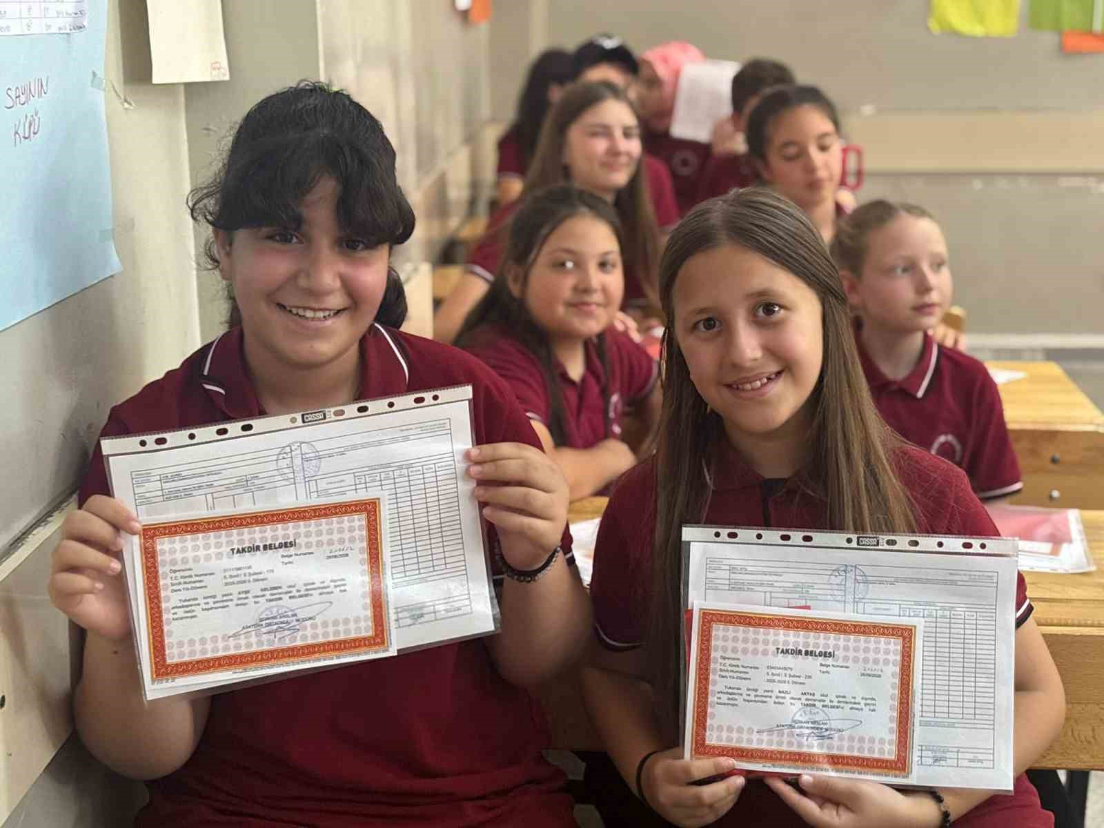 Kırklareli’de 53 bin 822 öğrenci karne heyecanı yaşadı
