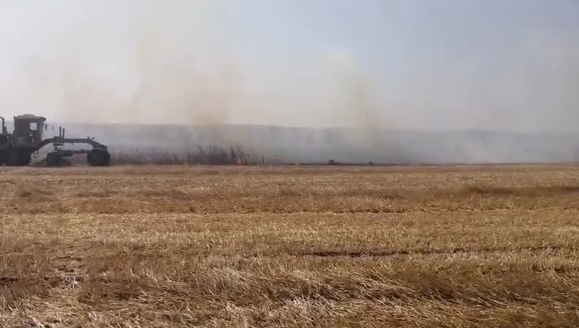Kırklareli’nde yerleşim alanlarına sıçrayan anız yangınında bir bağ evi yandı
