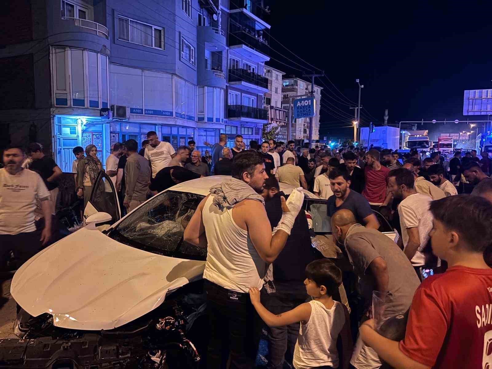 Kırmızı ışık ihlali facia getirdi : 1’i ağır 5 yaralı
