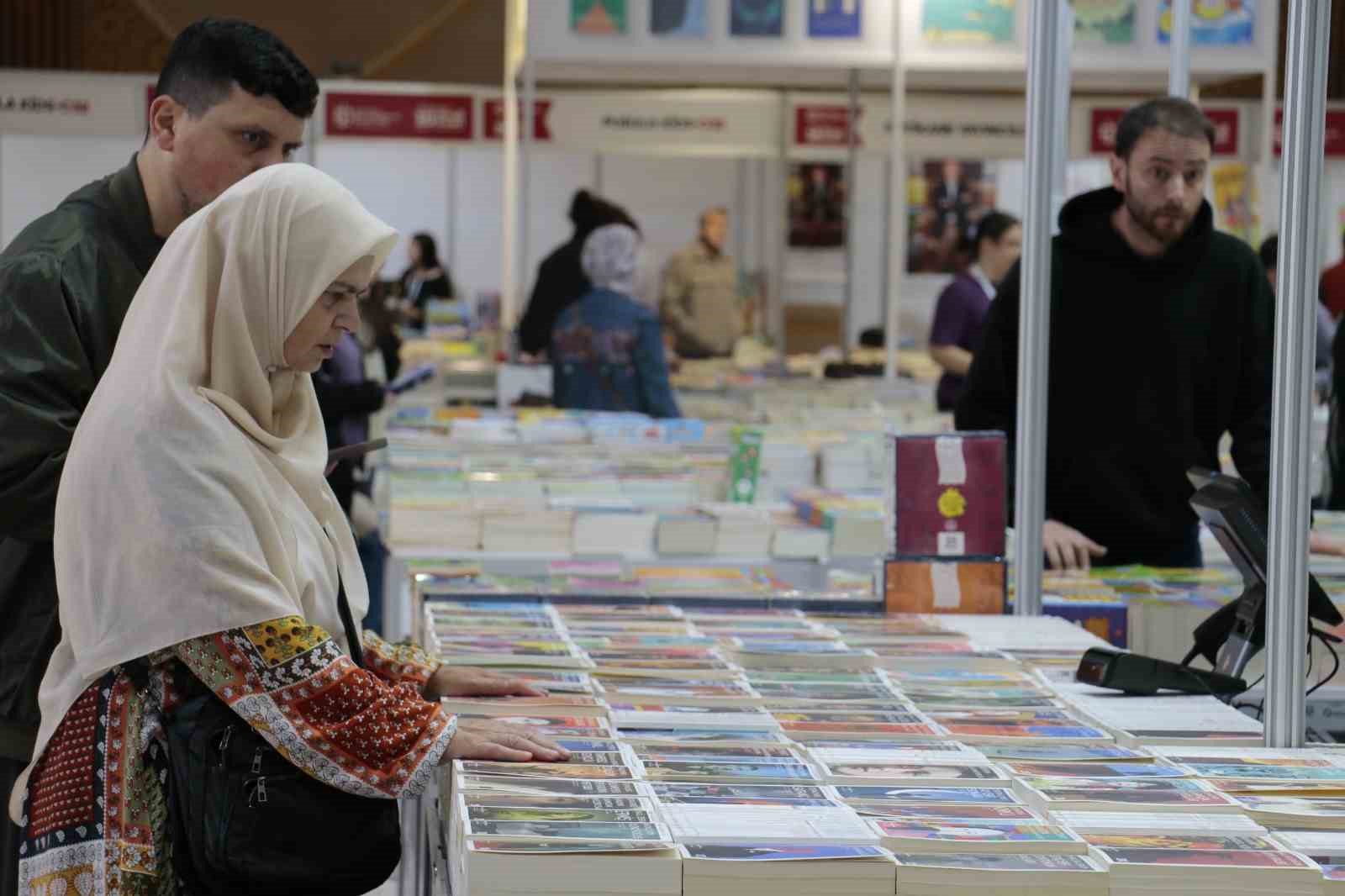 Kocaeli Kitap Fuarı kapılarını açtı: Her yaştan okur fuarda

