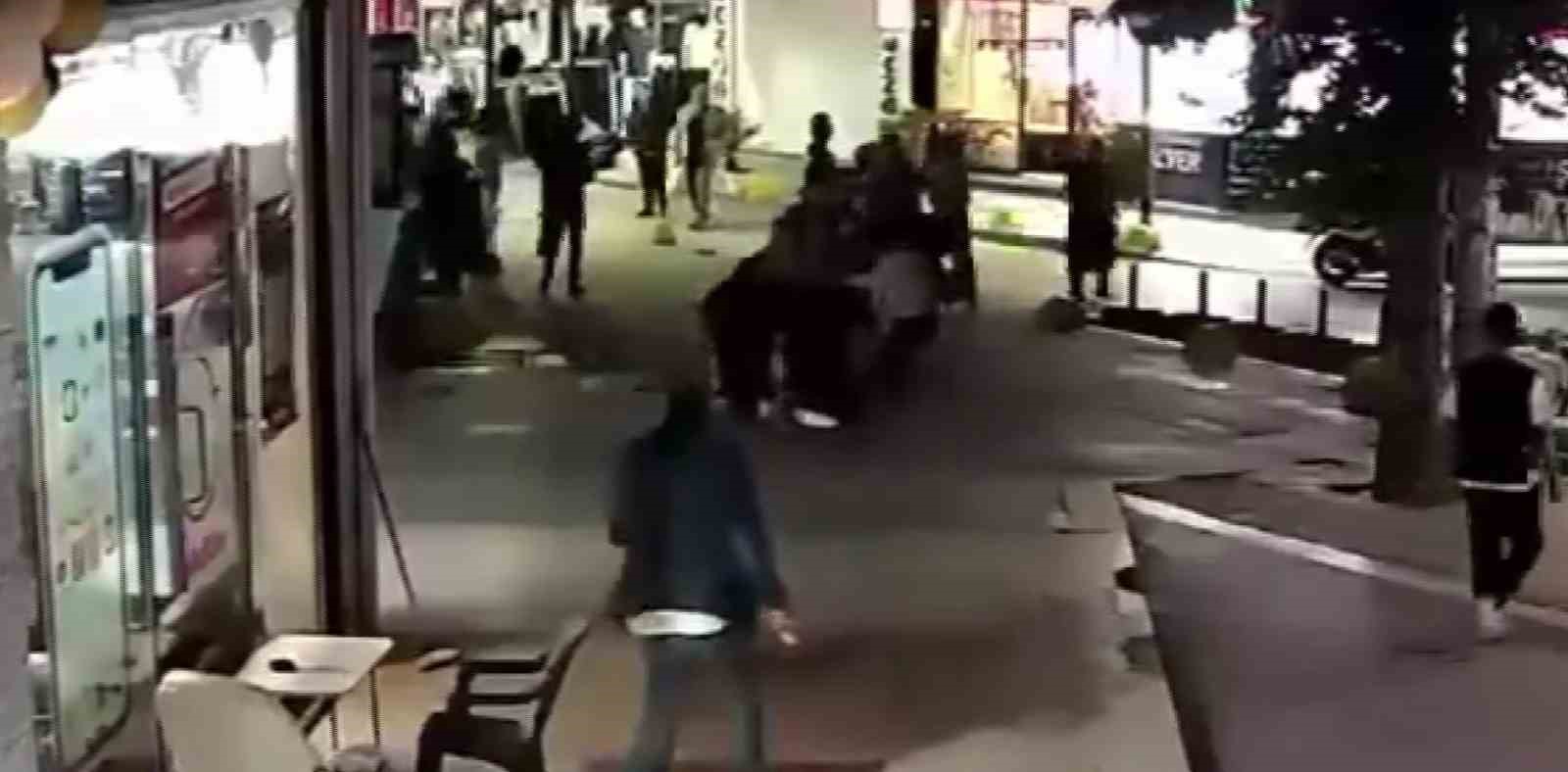 Kocaeli’de anne ve kızını cadde ortasında darbettiler
