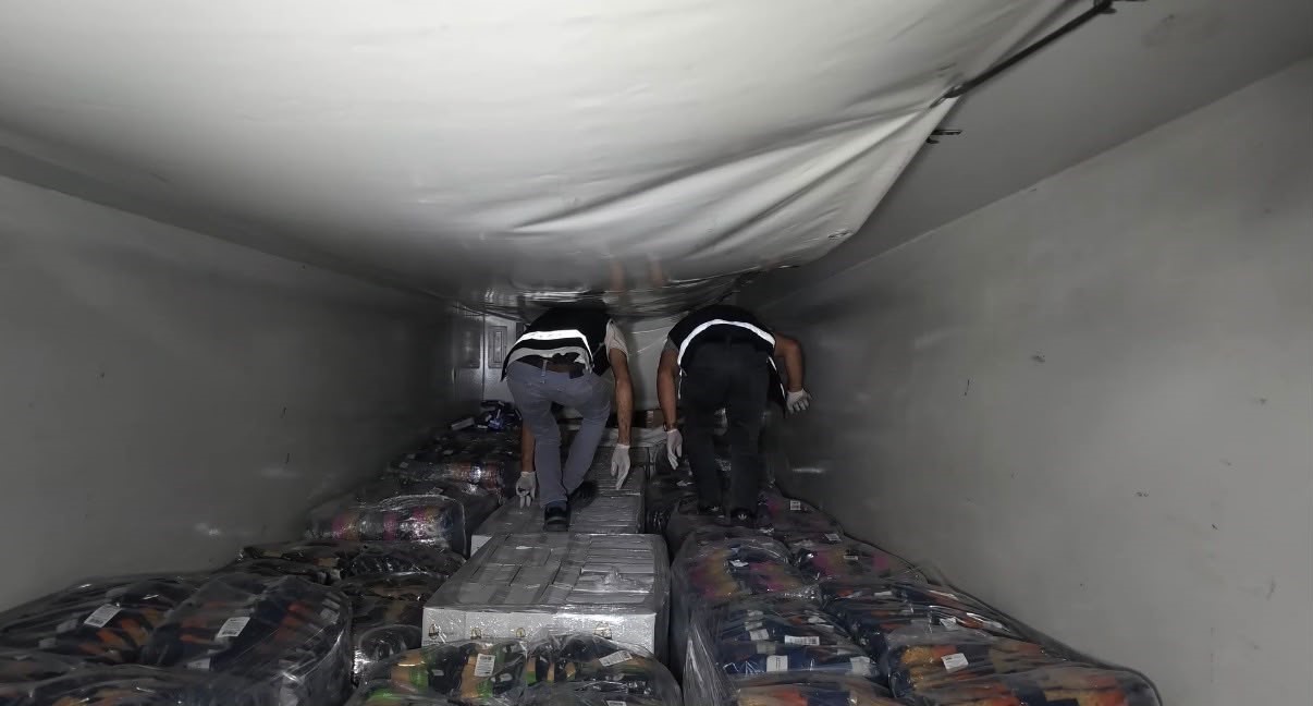Kocaeli’de durdurulan tırda 95 bin paket elektronik sigara tütünü ele geçirildi
