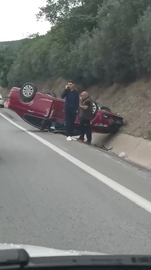Kocaeli’de kontrolden çıkan otomobil takla attı
