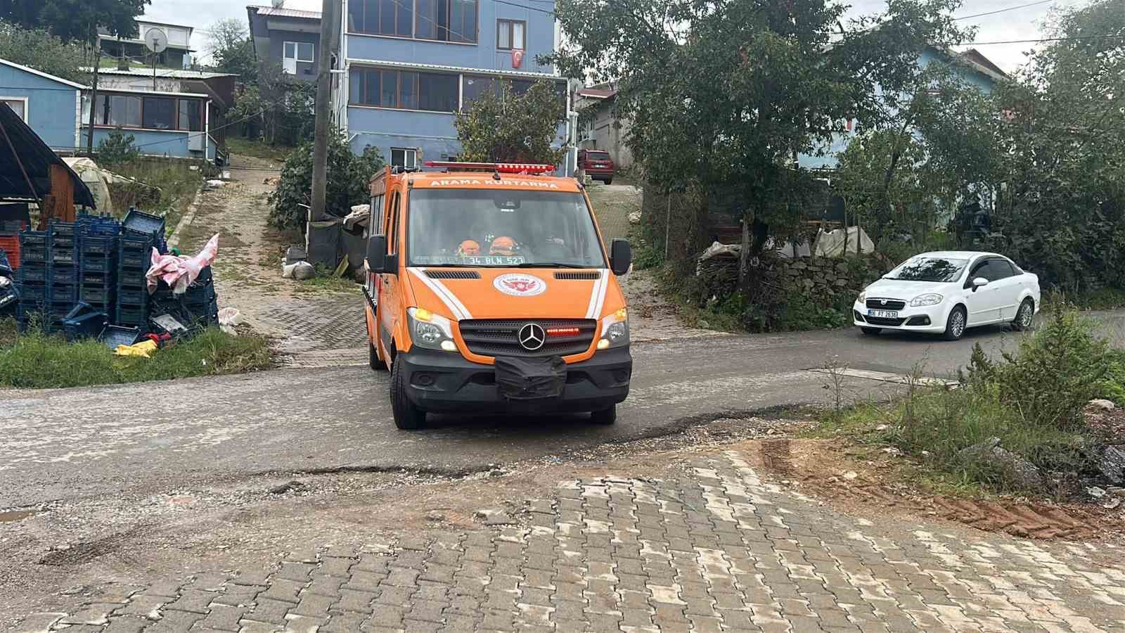 Kocaeli’de sele kapılan cipte kaybolan 2 kişiyi arama çalışmaları sürüyor
