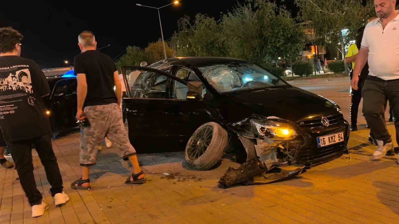 Kontrolden çıkan araç iki otomobile çarptı: 2 yaralı
