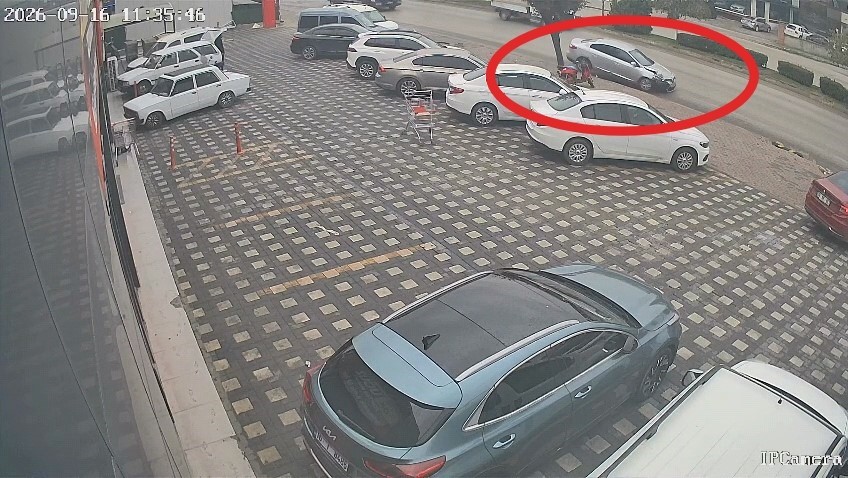 Kontrolden çıkan araç önce kamyonete, sonra park halindeki araçlara çarptı

