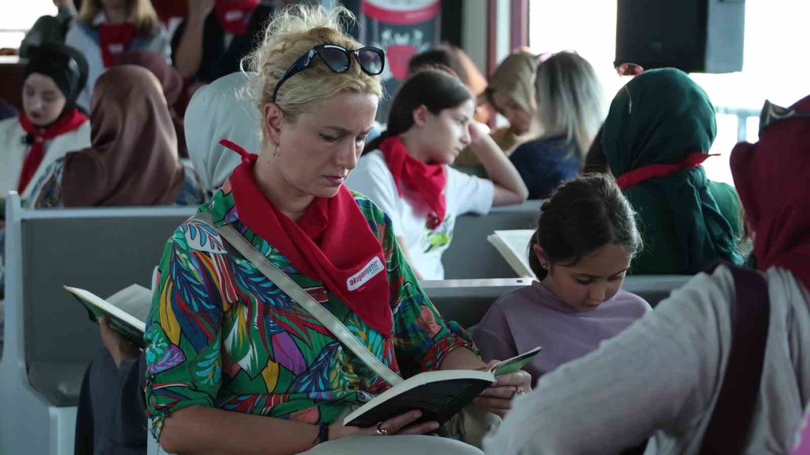 Körfez’de kitap, vapur ve çello aynı yolculukta buluştu
