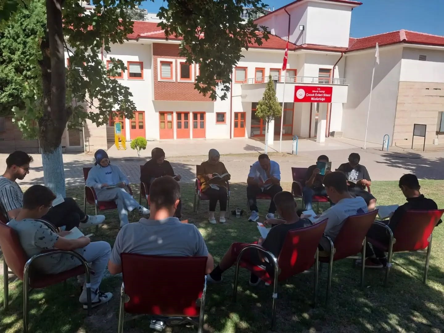 Koruma altındaki çocuklar açık havada kitap okudu
