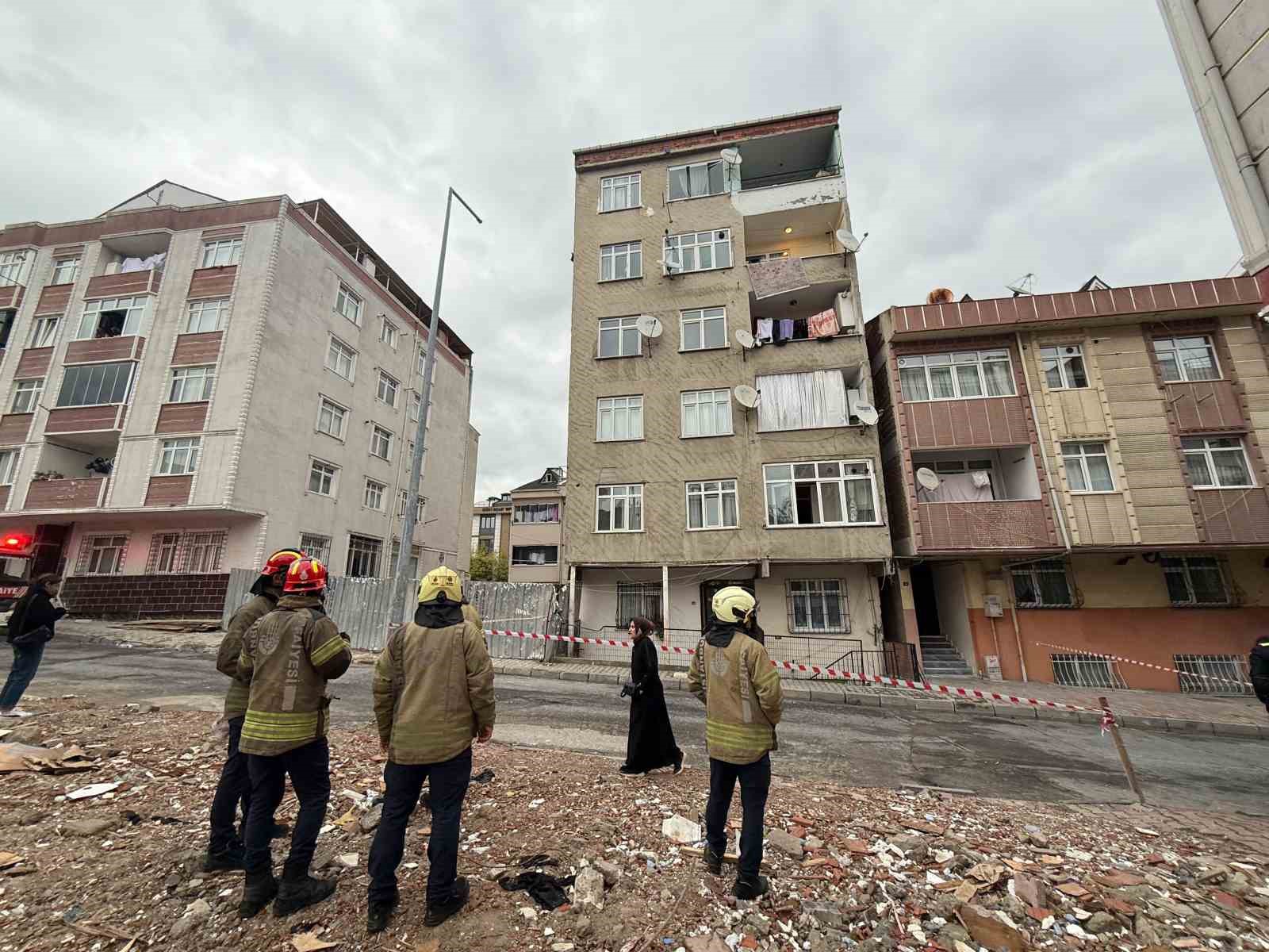 Küçükçekmece’de çatlama sesleri gelen 7 katlı bina tahliye edildi
