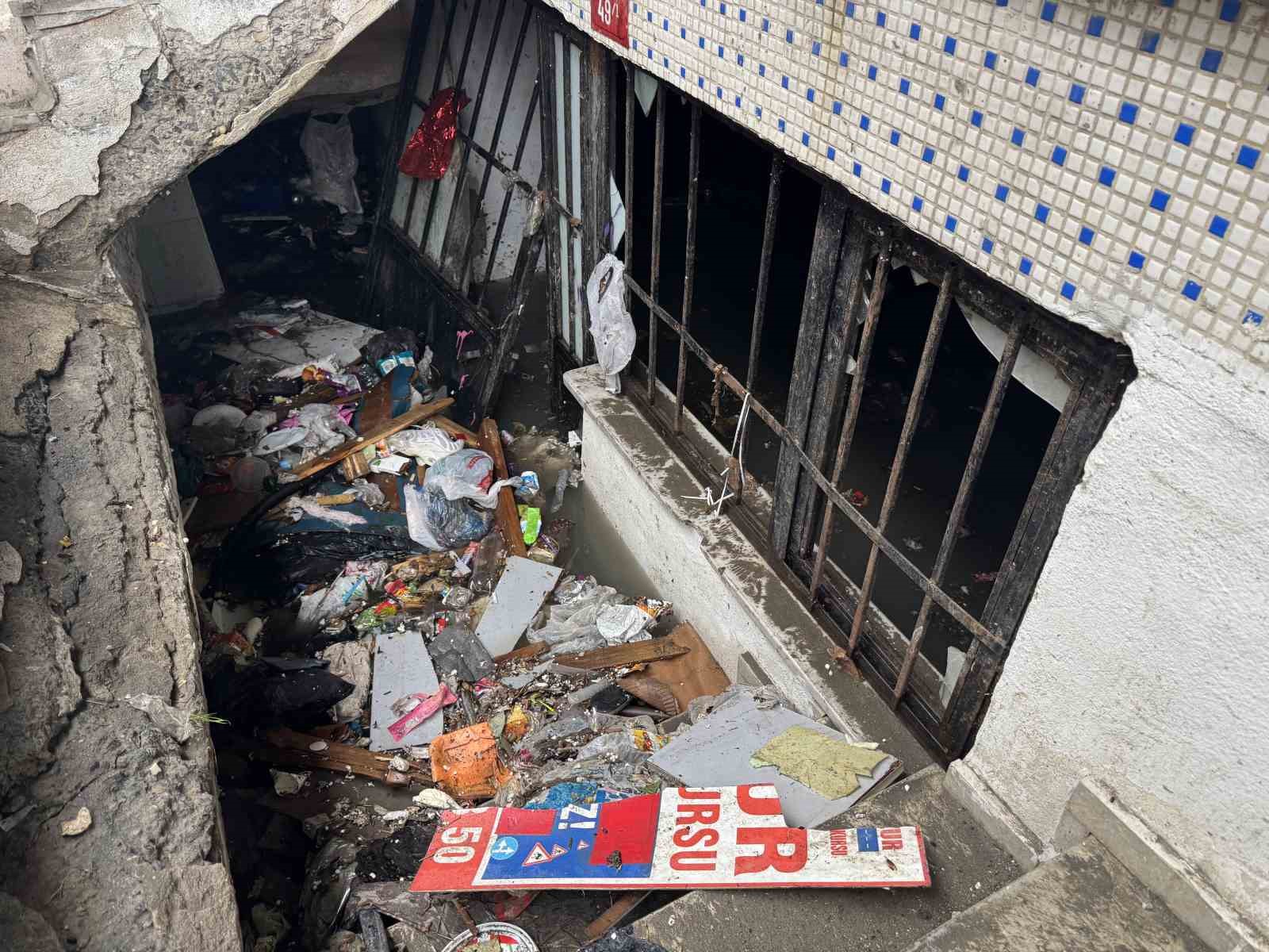 Küçükçekmece’de dere yatağındaki evin bodrum katını su bastı
