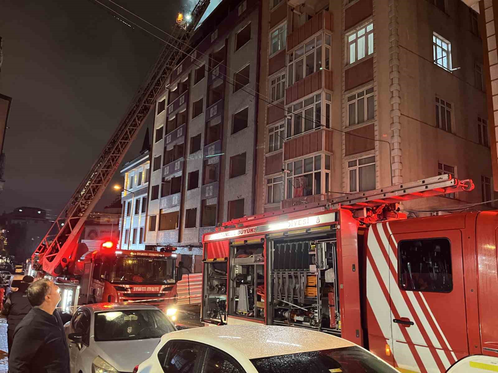 Küçükçekmece’de kentsel dönüşüm kapsamında boşaltılan 7 katlı binanın çatısında yangın
