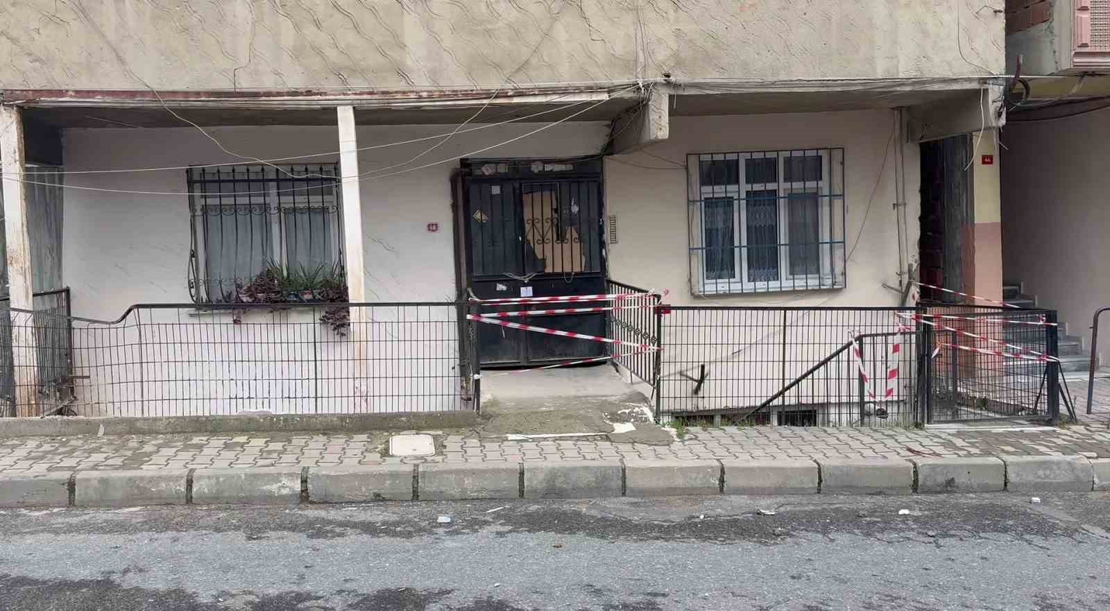 Küçükçekmece’de tahliye edilen bina mühürlendi: Zabıta ekipleri nöbet tutuyor
