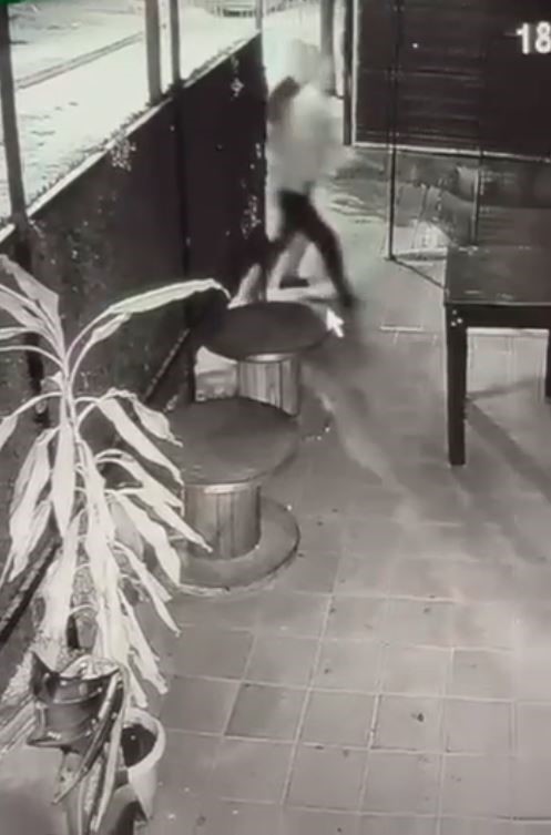 Küçükçekmece’deki binanın çökme anları ortaya çıktı: 2 kişi son anda kurtuldu
