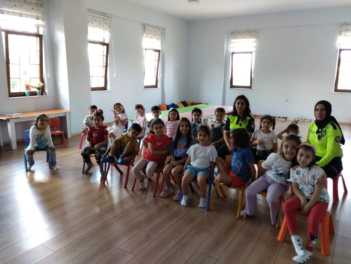 Kur’an kursu öğrencilerine uygulamalı trafik eğitimi
