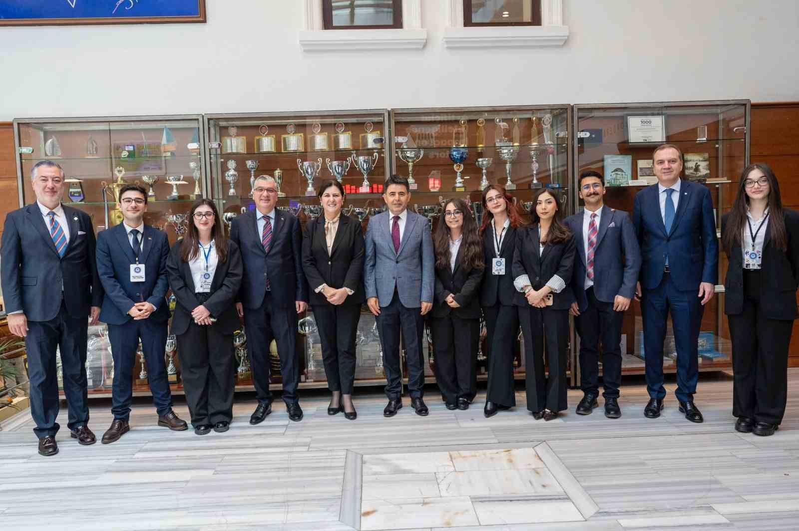’Küresel Rekabette Denizler ve Koridorlar’ paneli Bakan yardımcılarıyla öğrencileri buluşturdu
