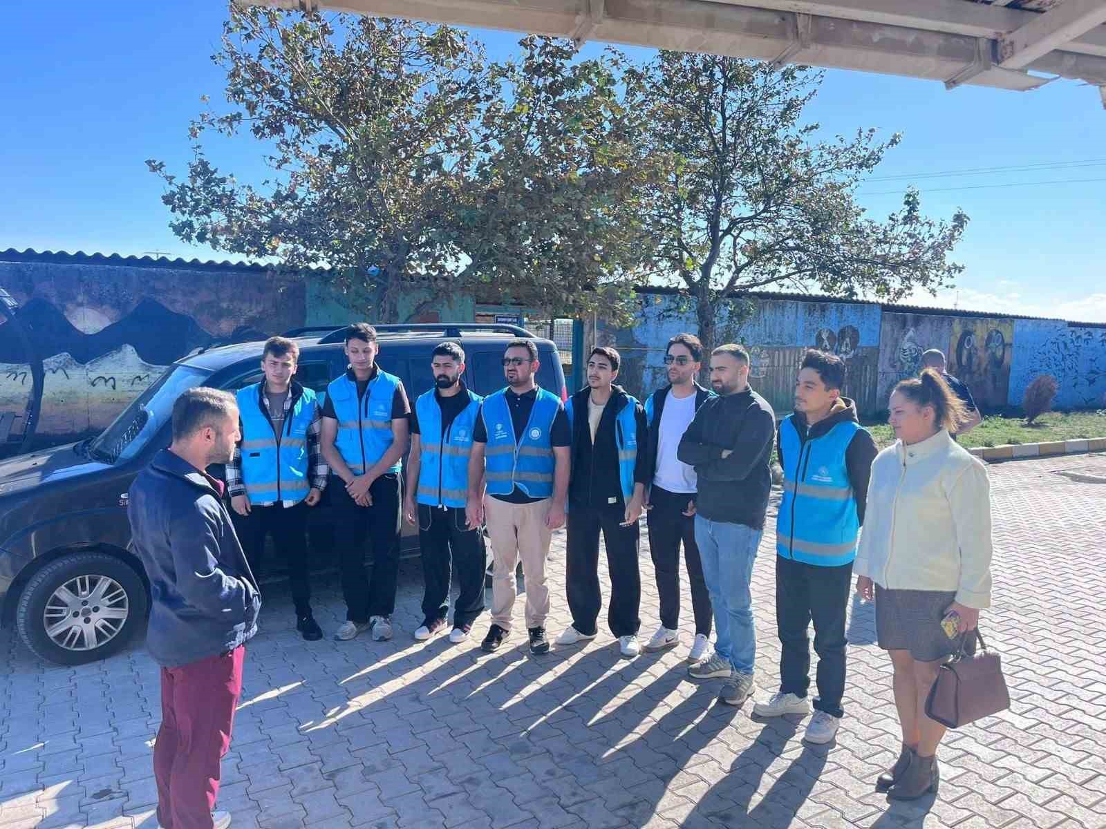 Kuşcenneti KYK öğrencilerinden sokak hayvanlarına destek

