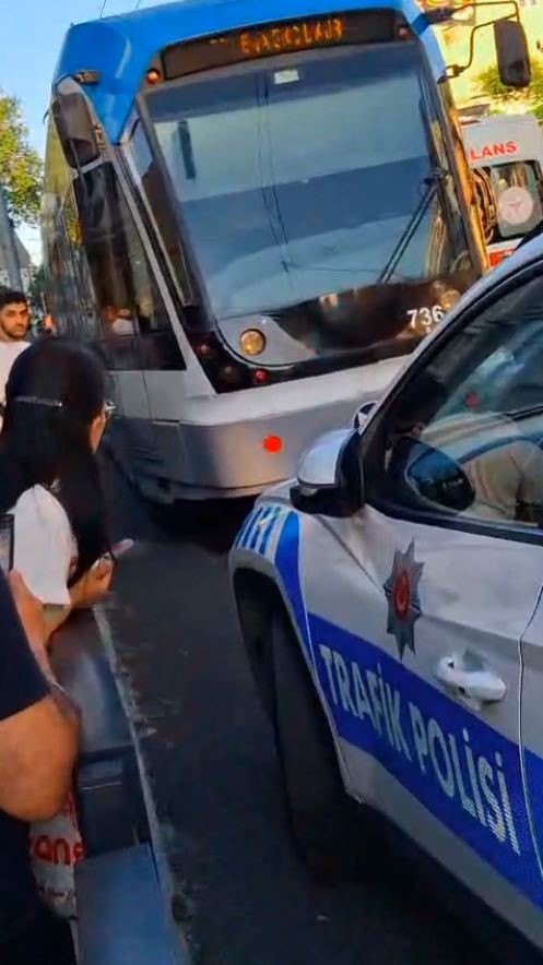 Laleli’de raylara düşen çocuk tramvayın altında kalarak öldü
