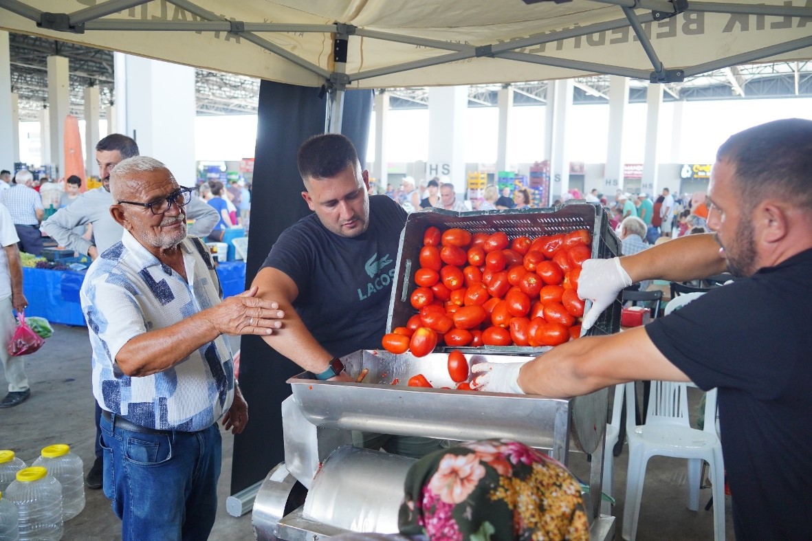 Mahallelerde salça zamanı
