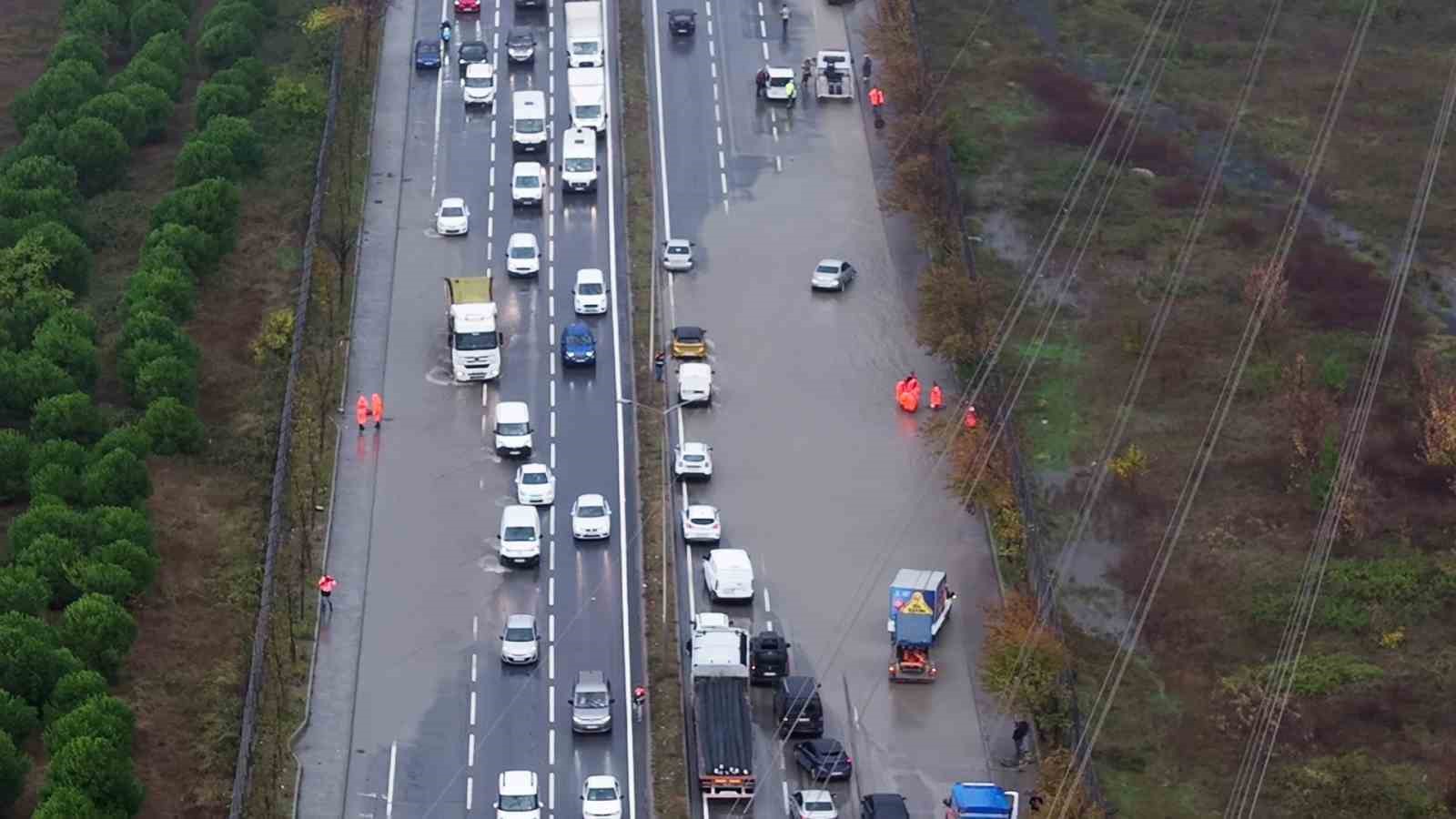 Mahmutbey-Habipler yolunda su baskını: Adeta trafik durdu
