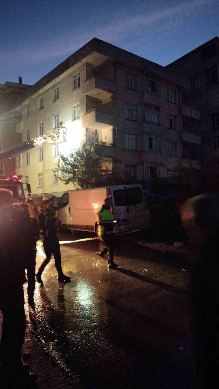 Maltepe Cevizli Mahallesi Doğu Sokakta bulunan bir binada çökme meydana geldi. Binada mahsur kalanları tahliye çalışmaları devam ediyor.
