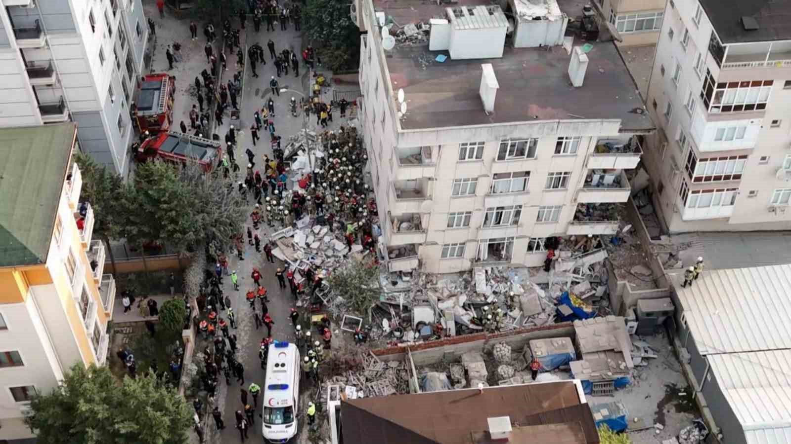 Maltepe’de 7 katlı binanın 3 katında çökme: 2 kişi sağ olarak çıkarıldı

