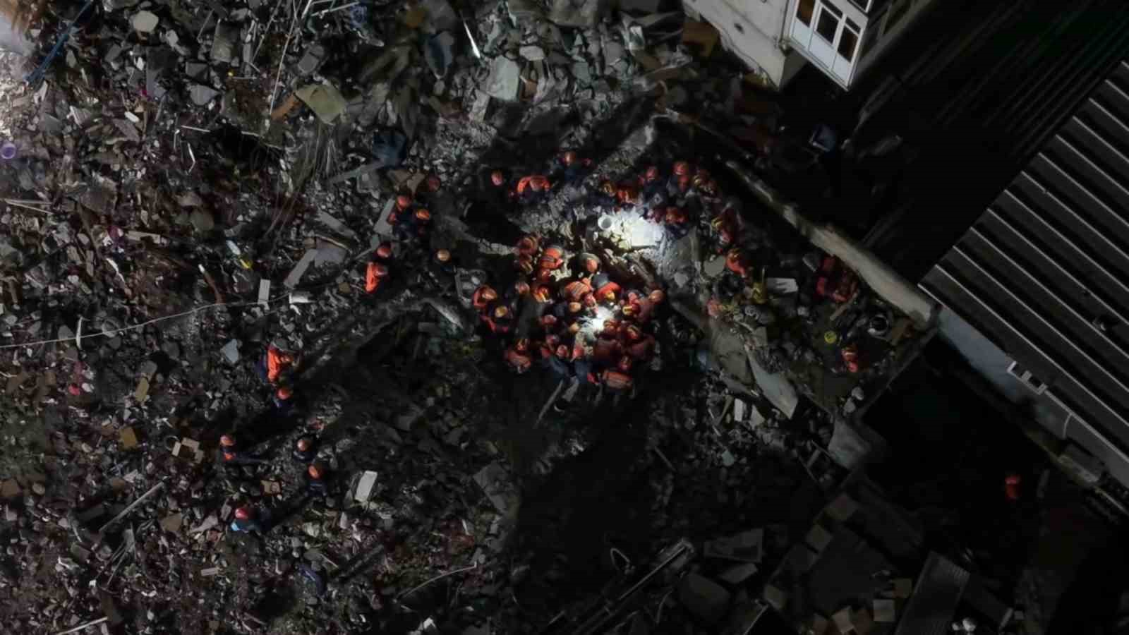 Maltepe’de çöken binanın enkazında kalan 2 kişiyi kurtarma çalışmaları böyle görüntülendi
