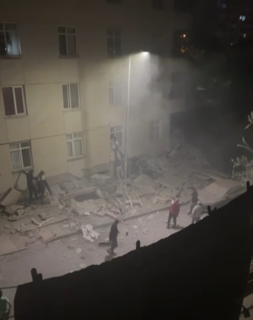 Maltepe’de çöken binanın ilk anları kamerada
