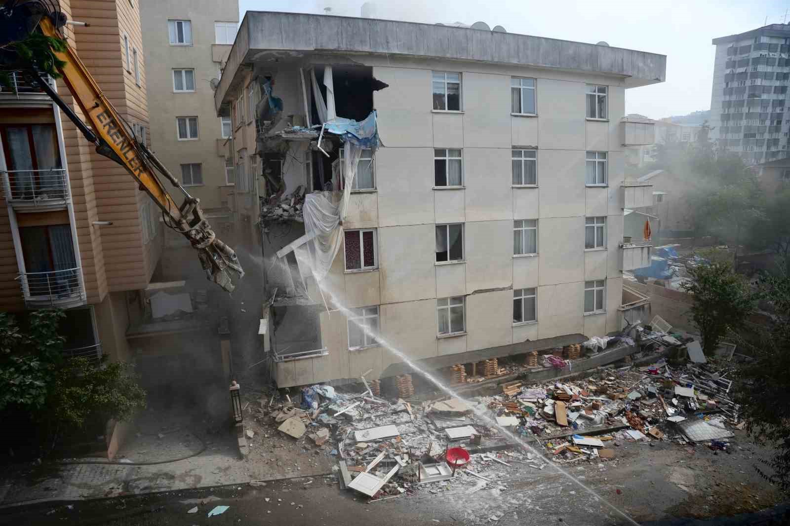 Maltepe’de çöken binanın üst katlarının yıkımına başlandı
