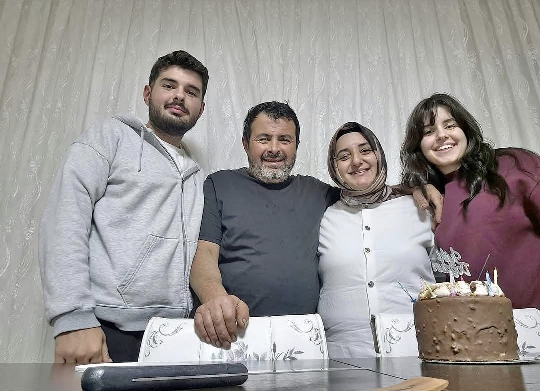 Maltepe’de enkaz altında hayatını kaybeden kardeşler gözyaşlarıyla uğurlanıyor
